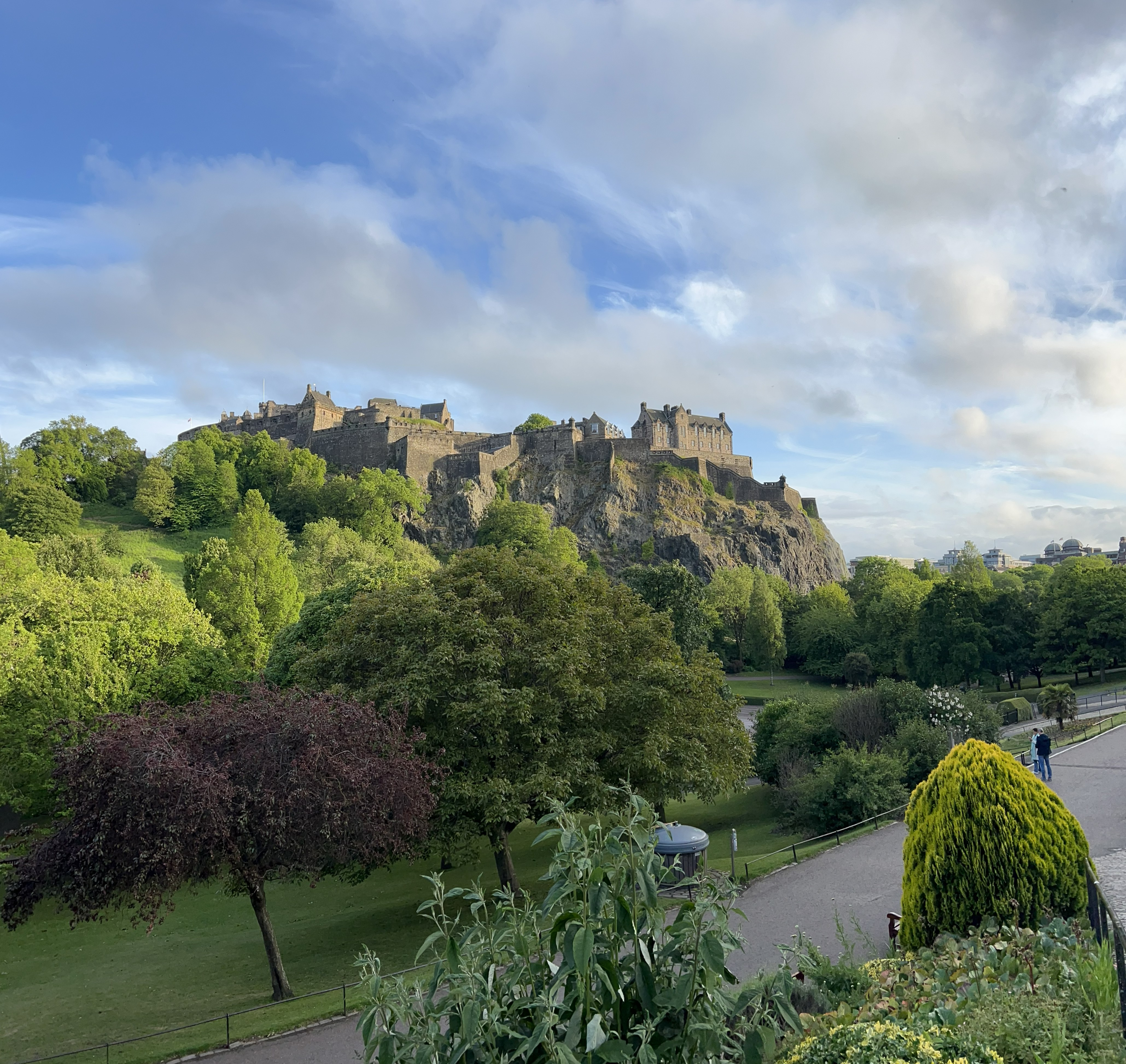 Castillo de Edinburgh visto desde Grassmarket, imponente sobre la roca volcánica