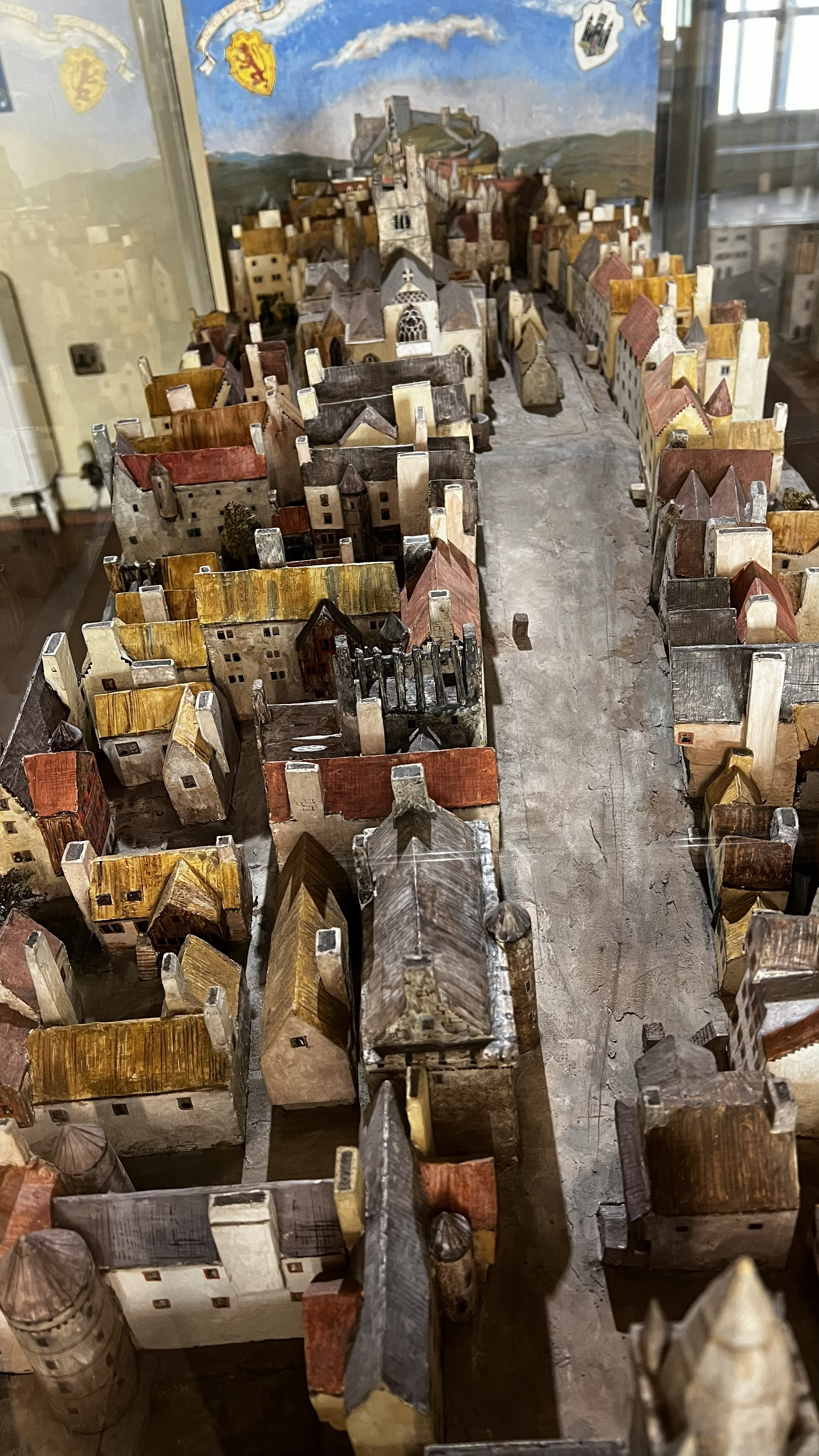 Interior del Museo de Edinburgh, con exposiciones sobre la historia local de la ciudad