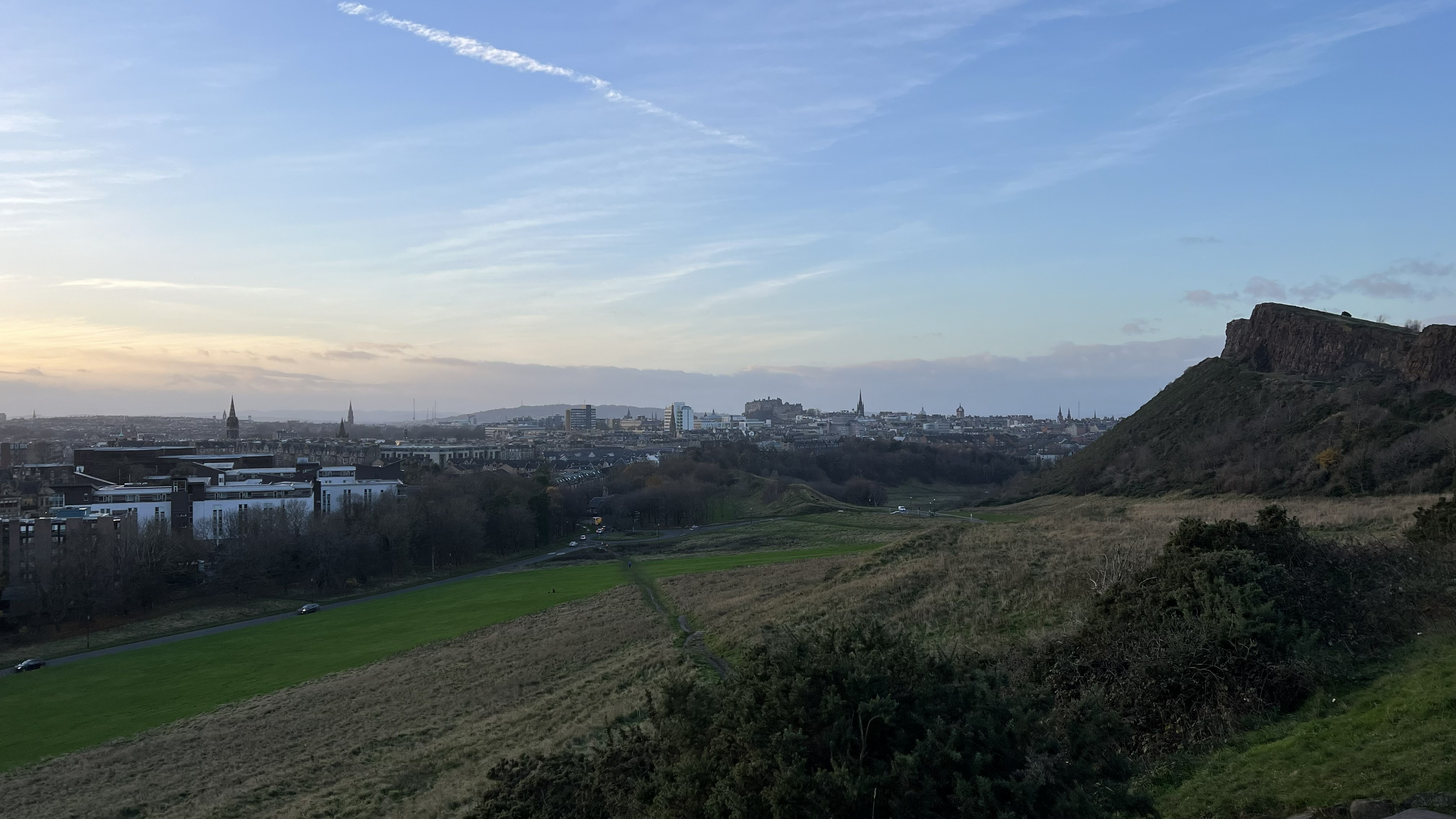 Vista desde la cima de Arthur's Seat en Edinburgh, con el Firth of Forth y la ciudad a los pies