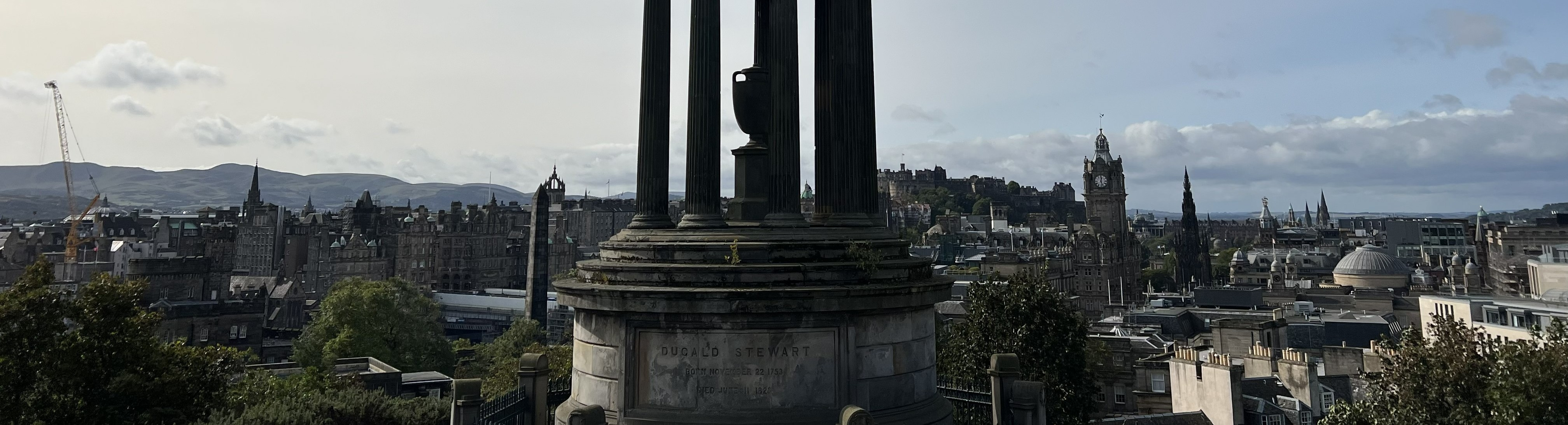 Panorámica completa de Edinburgh desde Calton Hill al atardecer, con el castillo y Arthur's Seat al fondo