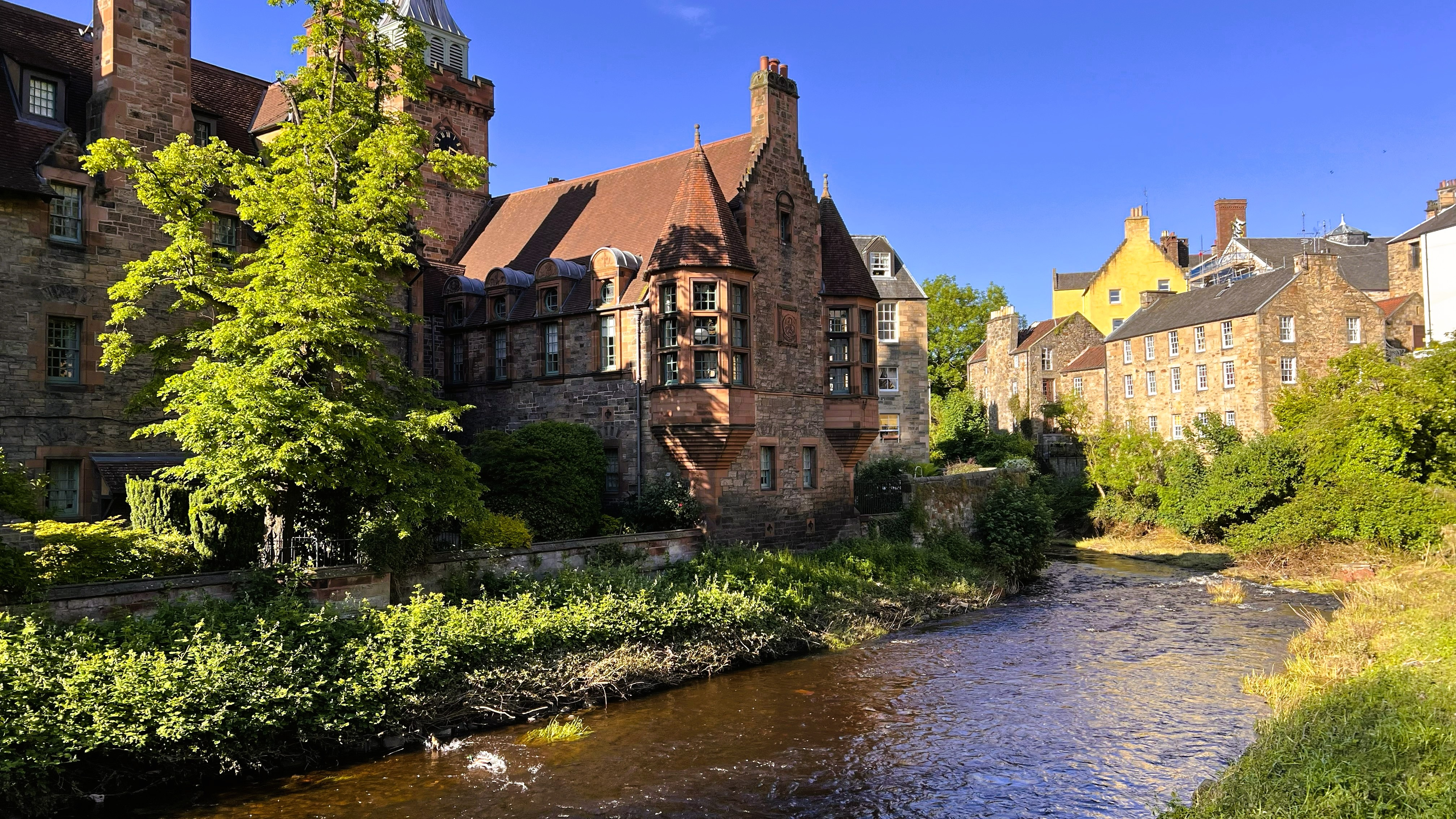 Vista amplia de Dean Village y el río Water of Leith en Edinburgh, con el puente de Dean al fondo