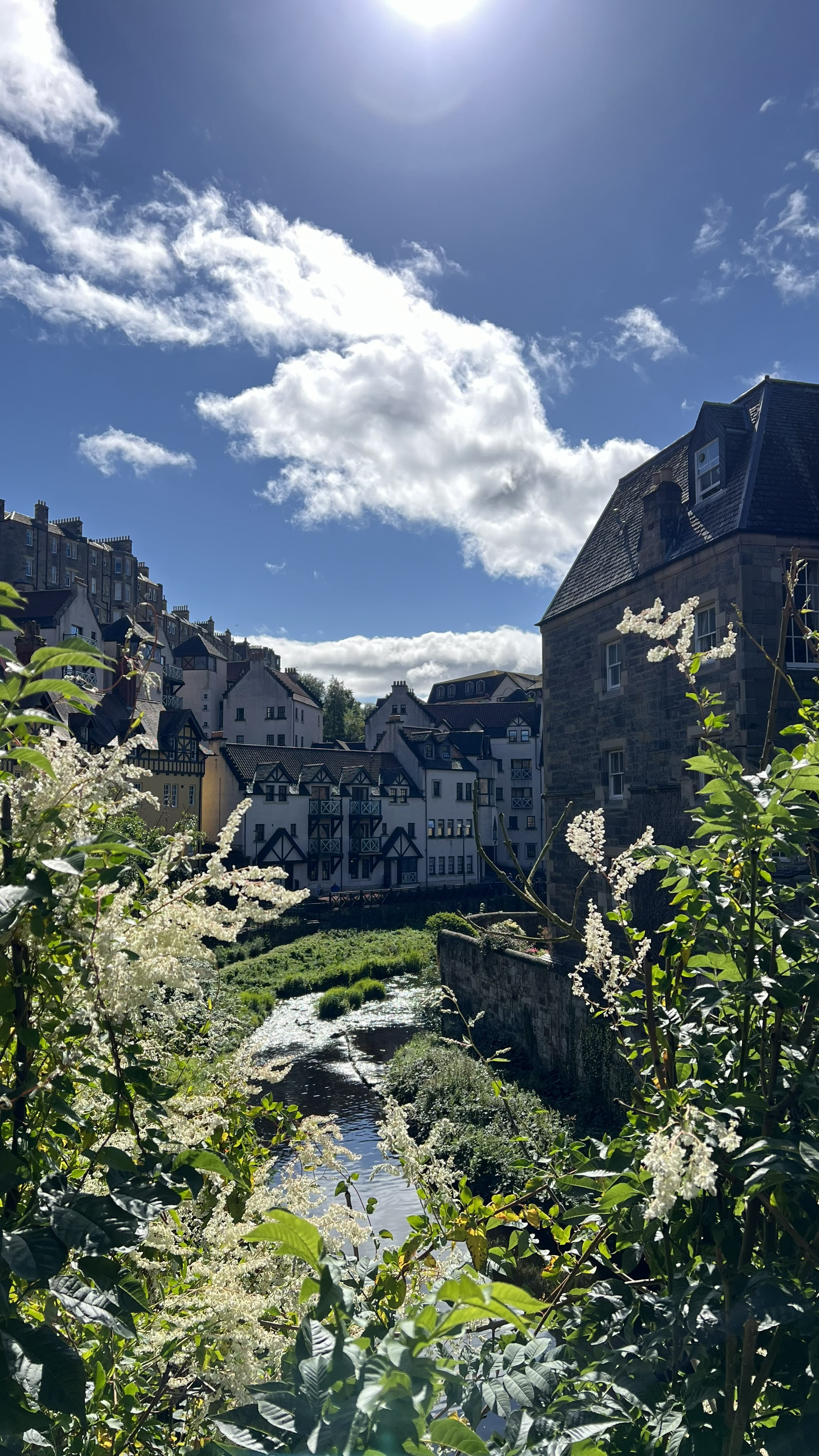 Dean Village en Edinburgh, aldea victoriana junto al río Water of Leith, escondida bajo el nivel de la ciudad