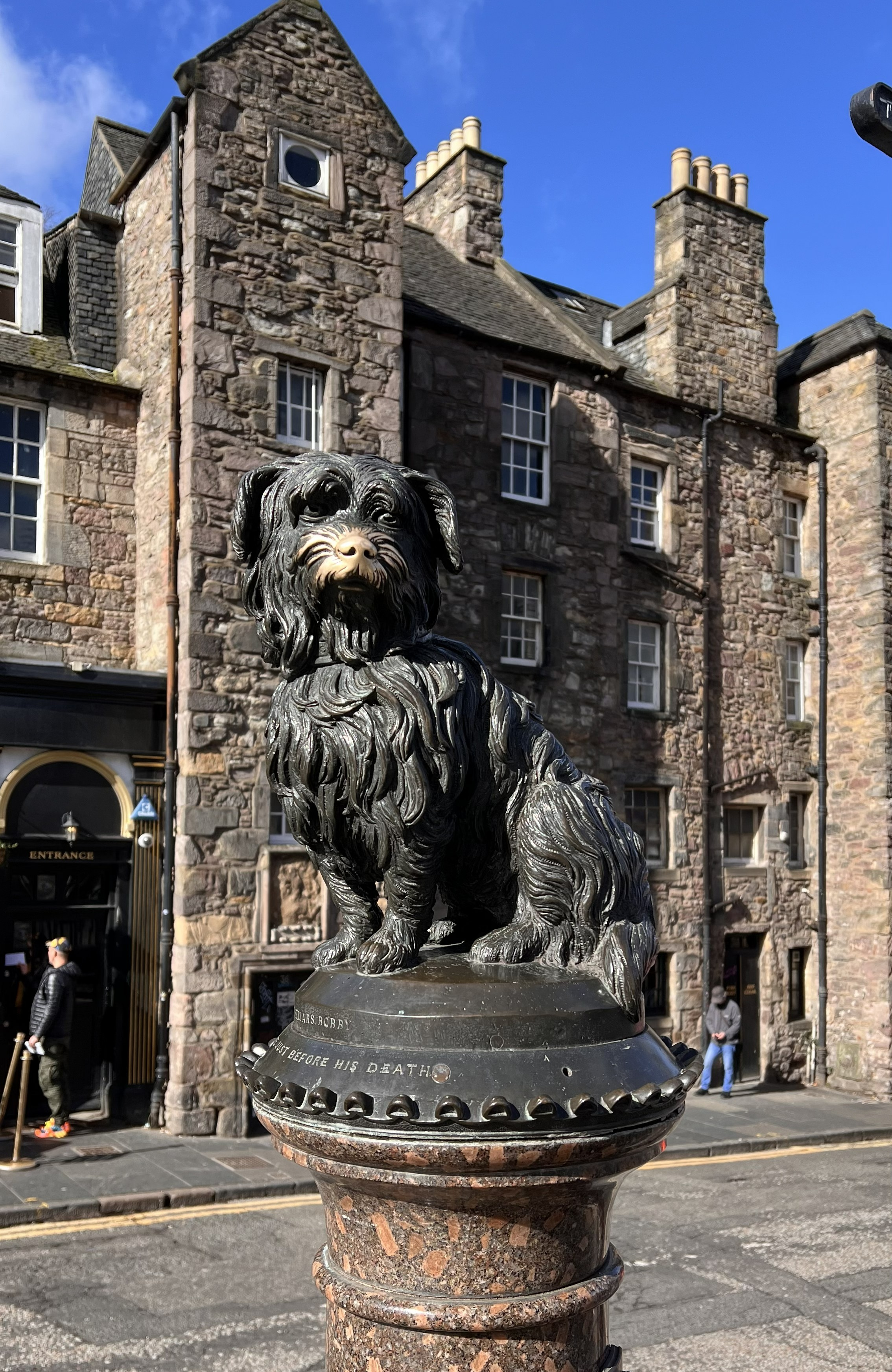 Cementerio de Greyfriars Kirkyard en Edinburgh, lápidas históricas entre árboles frondosos