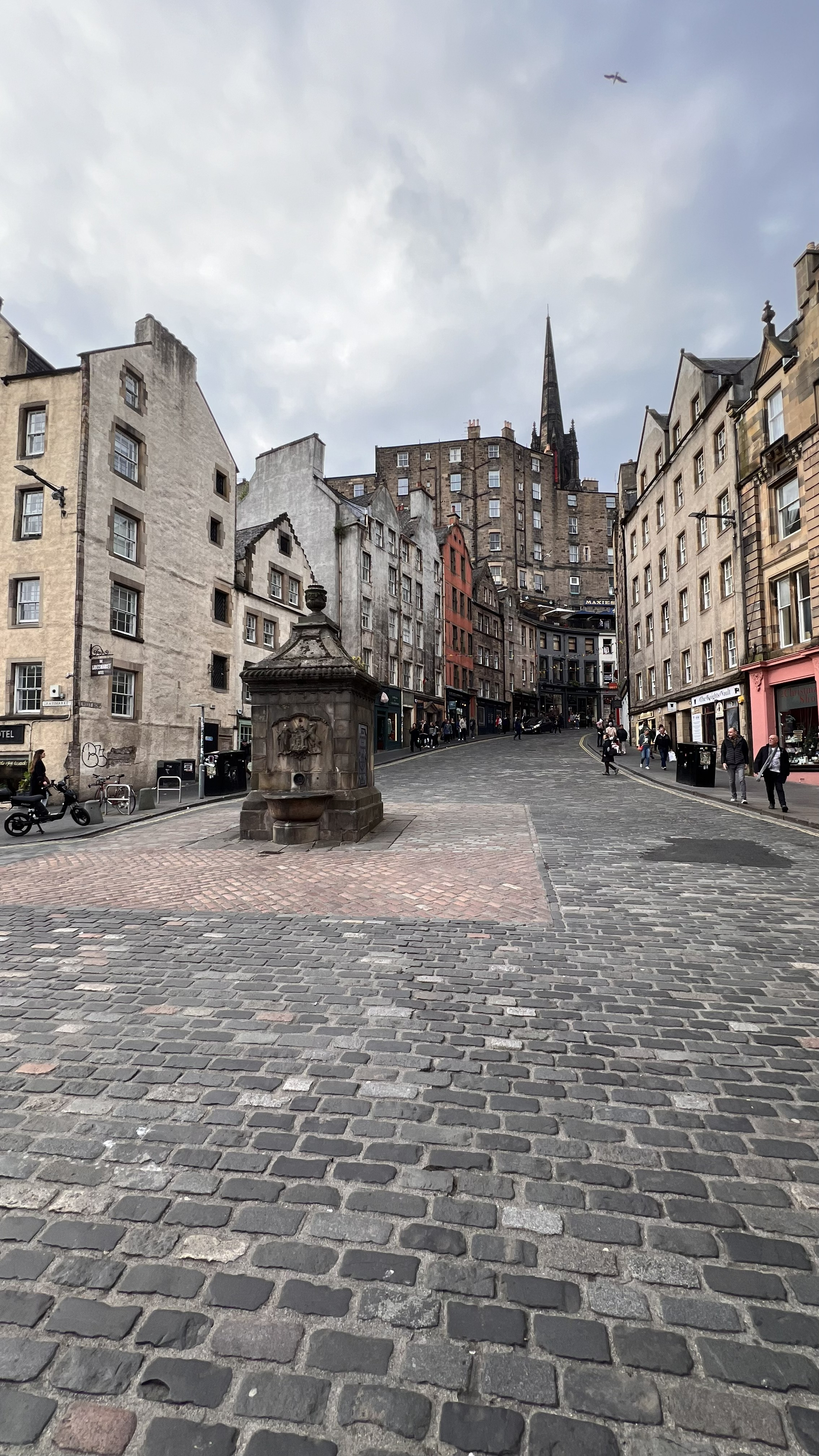 Victoria Street en Edinburgh, calle curva con fachadas de colores y tiendas independientes